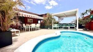 Dúplex adosado en esquina situado en una de las zonas más cotizadas del sur de Tenerife: Madroñal de Fañabé