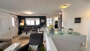 Dúplex adosado en esquina situado en una de las zonas más cotizadas del sur de Tenerife: Madroñal de Fañabé