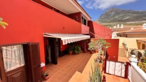 Dúplex adosado en esquina situado en una de las zonas más cotizadas del sur de Tenerife: Madroñal de Fañabé