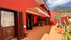 Dúplex adosado en esquina situado en una de las zonas más cotizadas del sur de Tenerife: Madroñal de Fañabé