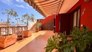 Dúplex adosado en esquina situado en una de las zonas más cotizadas del sur de Tenerife: Madroñal de Fañabé