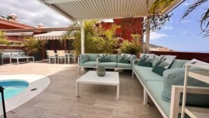 Dúplex adosado en esquina situado en una de las zonas más cotizadas del sur de Tenerife: Madroñal de Fañabé