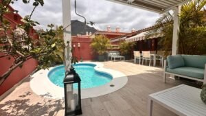 Dúplex adosado en esquina situado en una de las zonas más cotizadas del sur de Tenerife: Madroñal de Fañabé