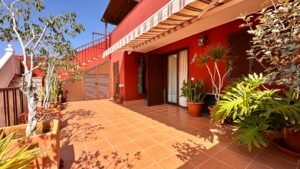 Dúplex adosado en esquina situado en una de las zonas más cotizadas del sur de Tenerife: Madroñal de Fañabé