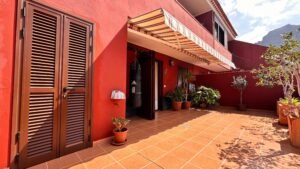 Dúplex adosado en esquina situado en una de las zonas más cotizadas del sur de Tenerife: Madroñal de Fañabé